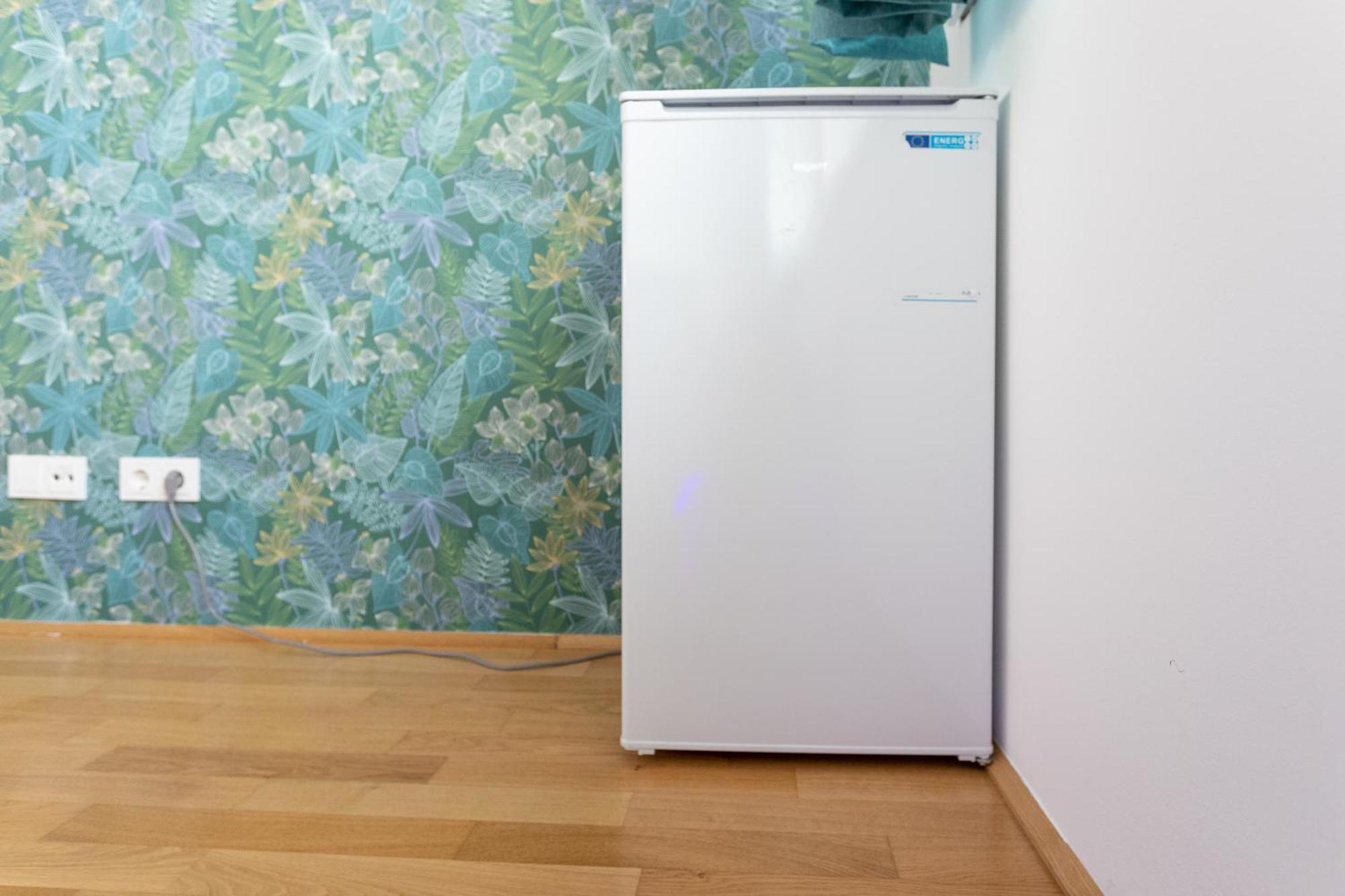 Private Room With Ac- Microwave, Personal Fridge & Metro Access - 7 Min To Center Вена Экстерьер фото