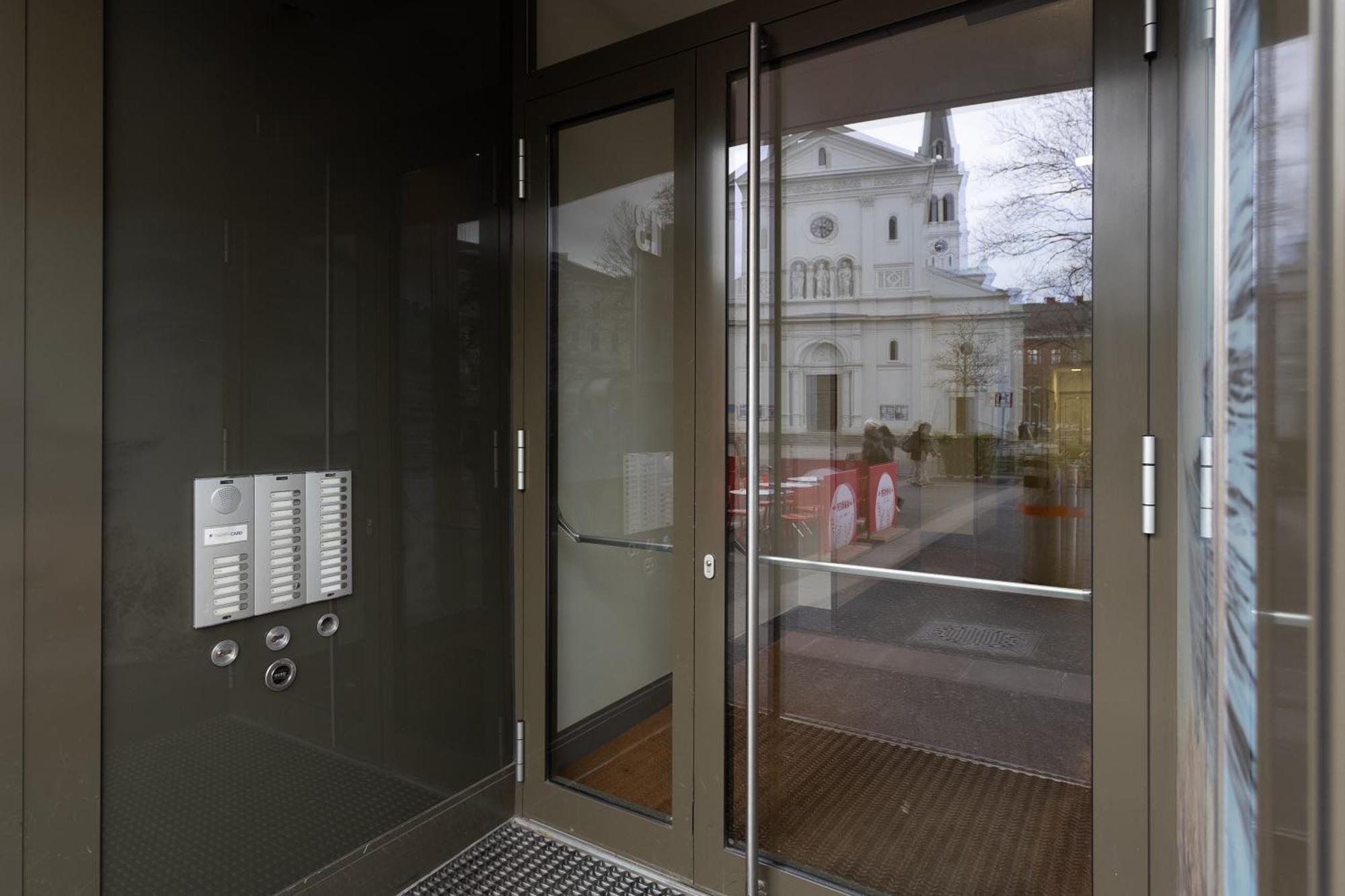 Private Room With Ac- Microwave, Personal Fridge & Metro Access - 7 Min To Center Вена Экстерьер фото